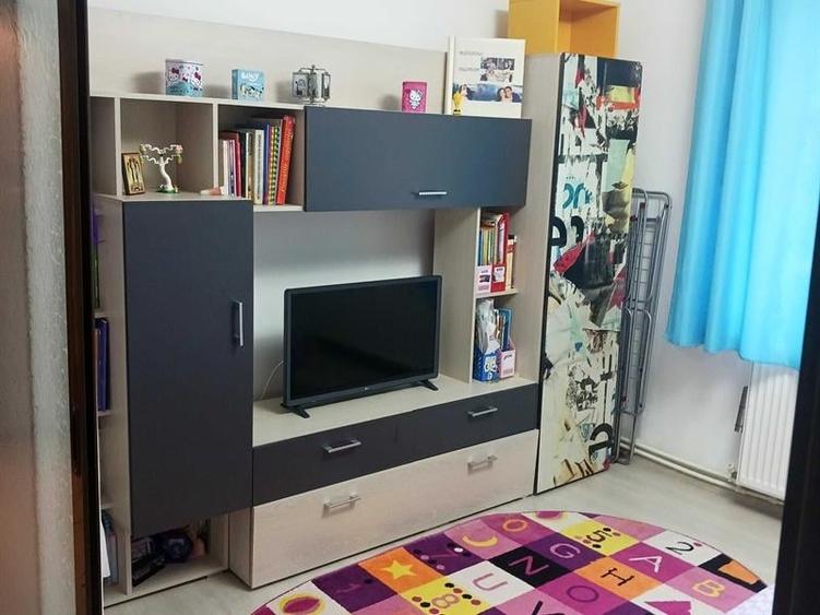 Apartament cu 2 camere semidecomandat în Craiovița Nouă