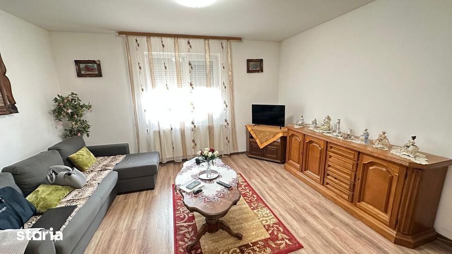 Casă cu 8 camere cu Teren 1420 Mp în Ghiroda