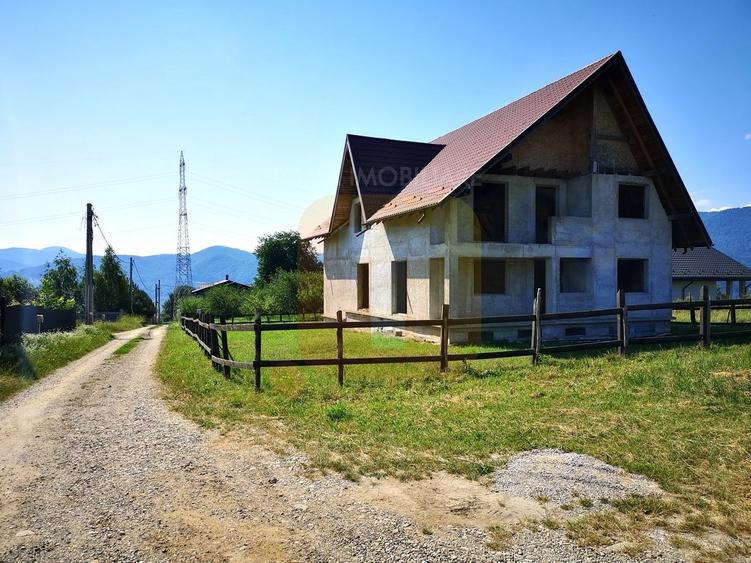 Casă individuală cu 6 camere cu Teren 800 Mp în Alexandru cel Bun