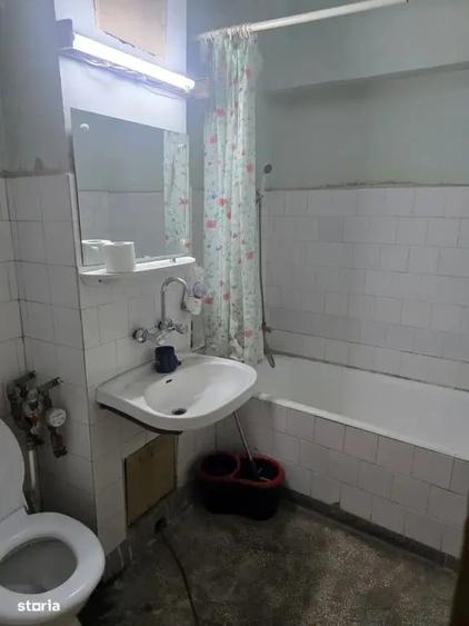 Apartament cu 3 camere decomandat în Calea București