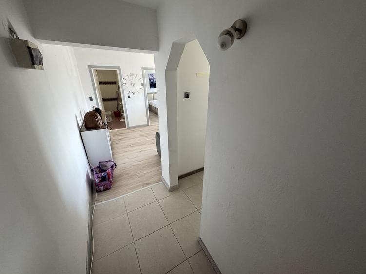 Apartament cu 2 camere nedecomandat, mobilat în P-ța Ovidiu