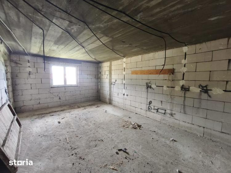 Casă cu 8 camere cu Teren 4400 Mp în Central