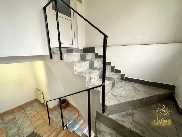 Casă individuală cu 8 camere cu Canalizare în Orașul Nou