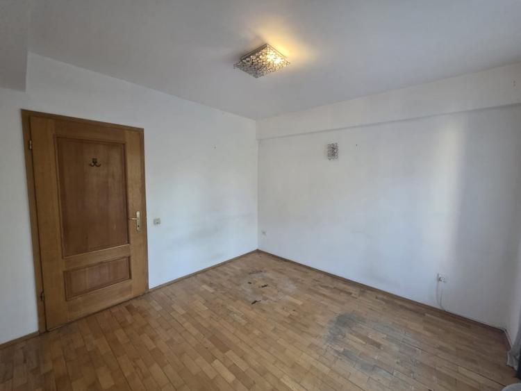 Apartament cu 4 camere decomandat, mobilat în Primăverii