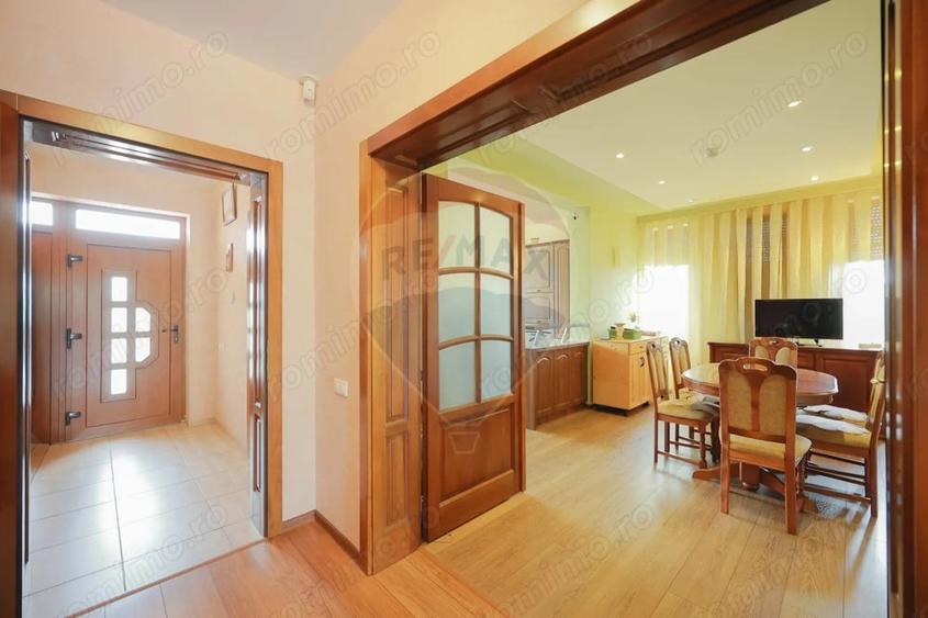 Casă cu 5 camere cu Teren 1000 Mp în Sânmartin