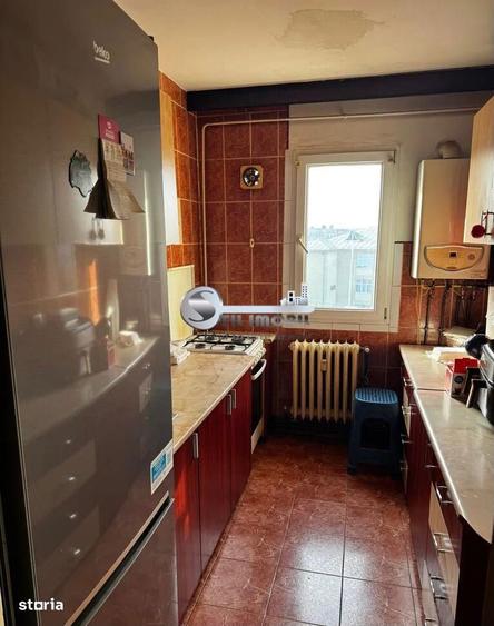 Apartament cu 3 camere semidecomandat în Podu Roș