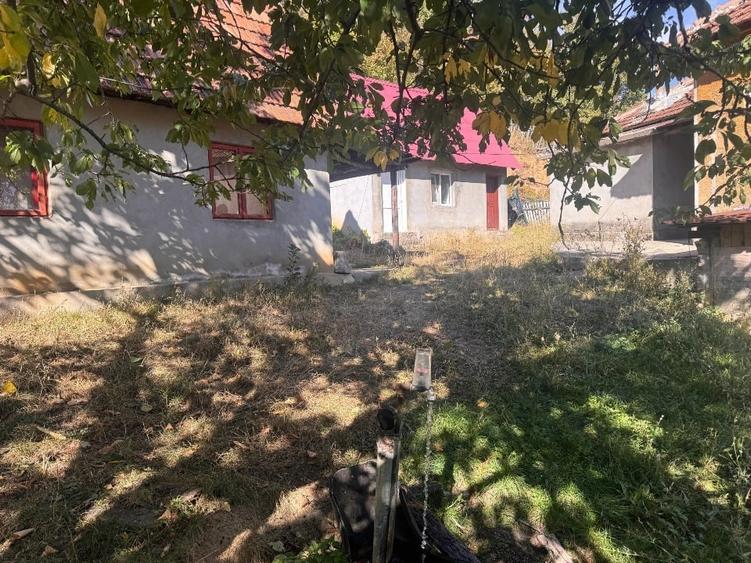 Casă individuală cu 4 camere cu Teren 33.266998291016 Mp în Godeanu