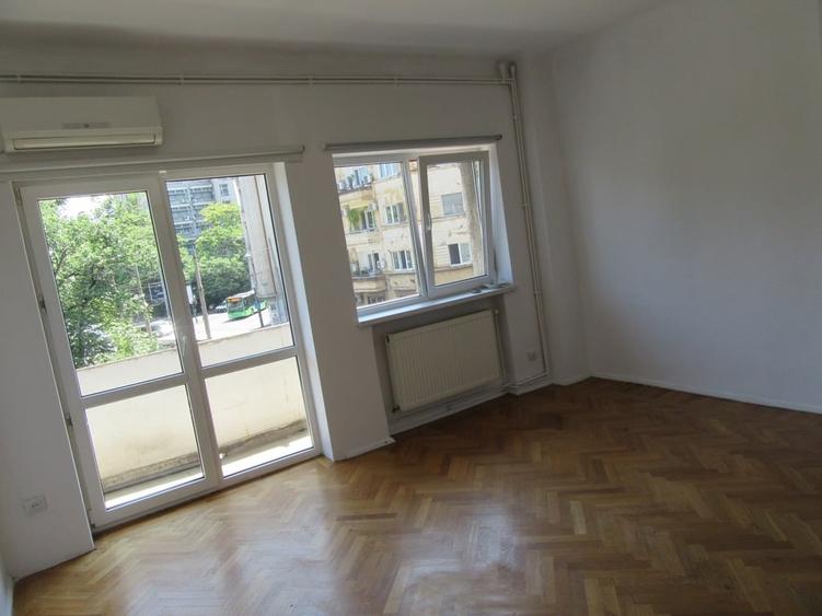 Apartament cu 3 camere semidecomandat, mobilat în Calea Victoriei