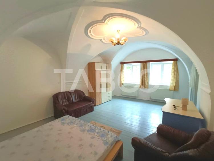 Apartament cu 3 camere semidecomandat, mobilat în Orașul de Jos