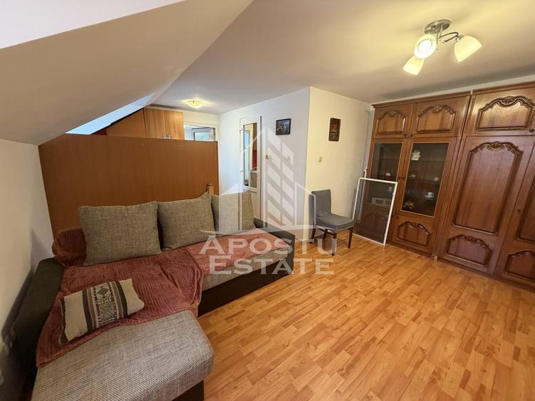 Apartament cu 3 camere semidecomandat, mobilat în Girocului