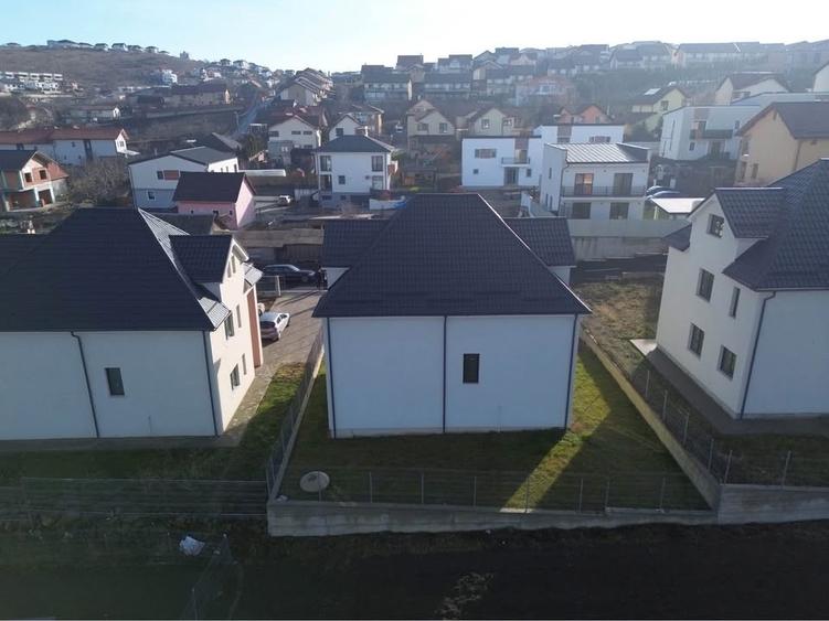Casă individuală cu 4 camere cu Canalizare în Dezmir
