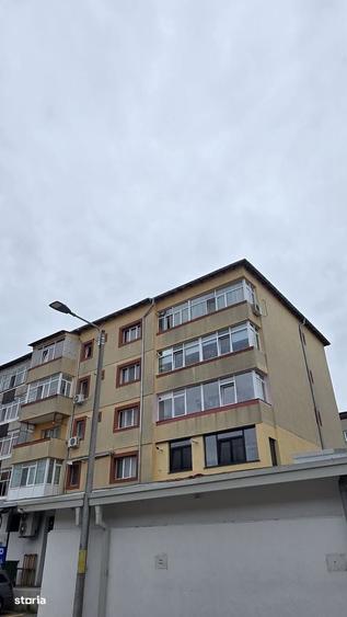 Apartament cu 3 camere decomandat în Găvana