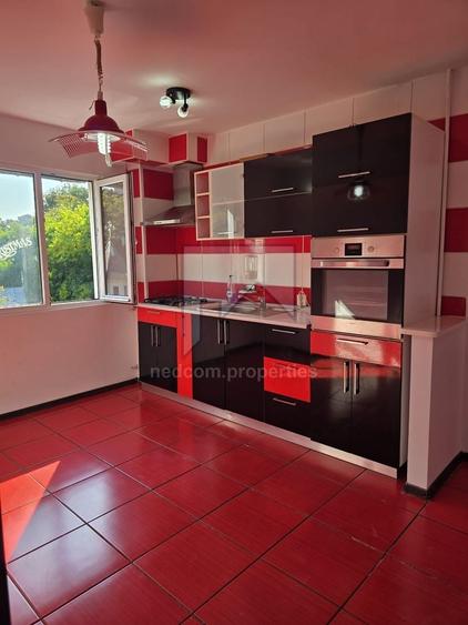 Apartament cu 3 camere semidecomandat, mobilat în Berceni