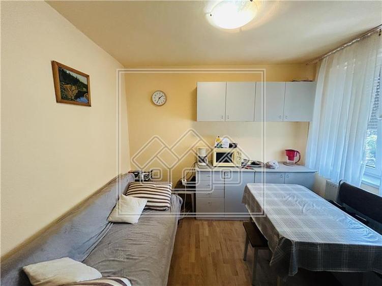 Apartament cu 3 camere semidecomandat în Cedonia