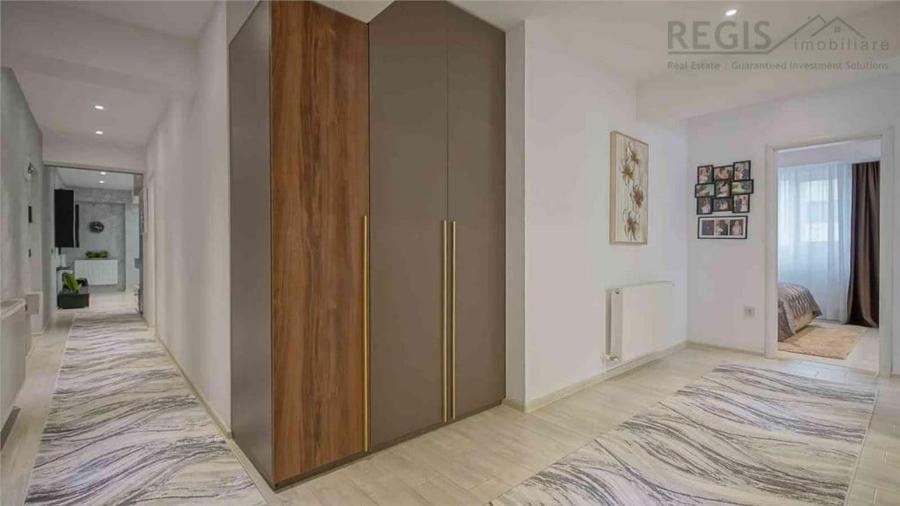 Apartament cu 4 camere decomandat în Tractorul