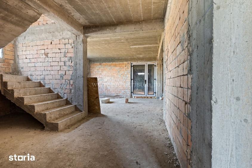 Casă cu 8 camere cu Teren 500 Mp în Schitu