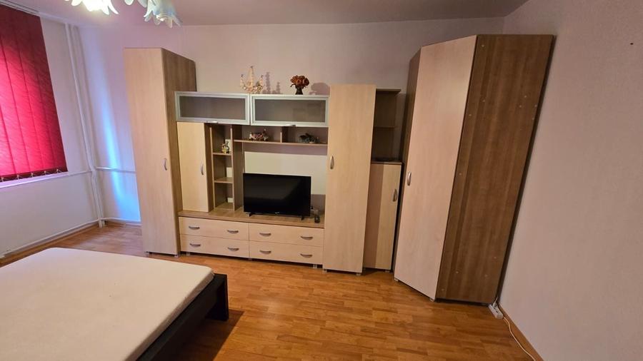 Garsonieră decomandată în Decebal