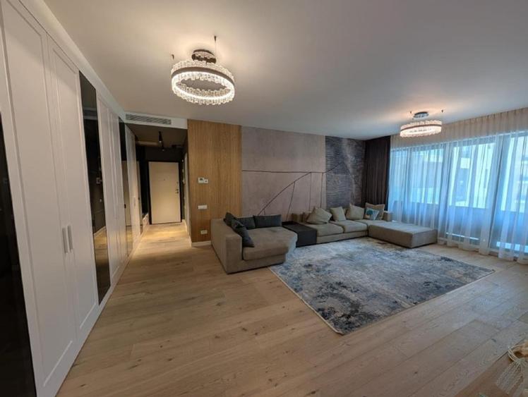 Apartament cu 3 camere semidecomandat în Aviației