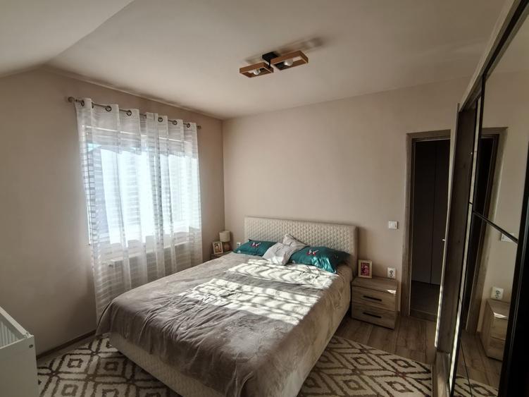 Apartament cu 4 camere decomandat în Florești