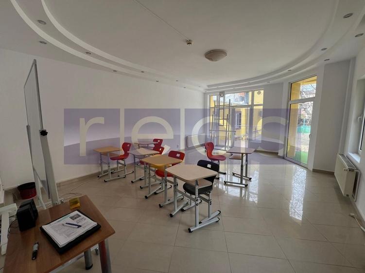 Casă individuală cu 8 camere cu Canalizare în Tineretului