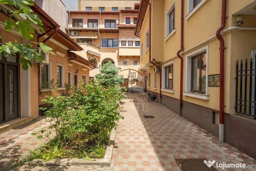 Casă cu 7 camere cu Teren 676 Mp în Romană