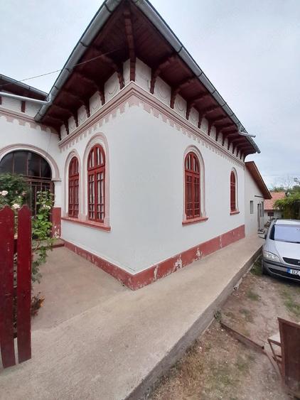 Casă cu Teren 3300 Mp în Zoița