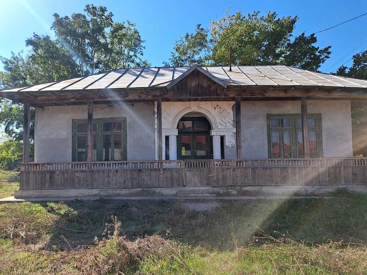 Casă cu 6 camere cu Teren 3000 Mp în Făcăeni