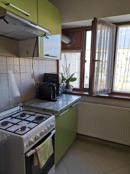 Apartament cu 4 camere decomandat în Confecții