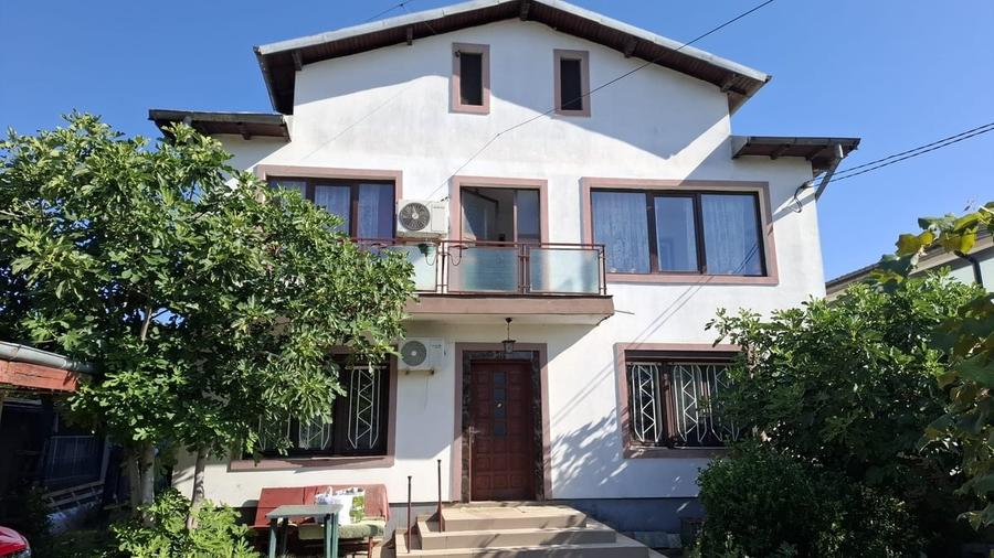 Casă cu 9 camere cu Teren 567 Mp în Central