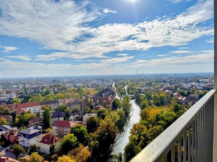 Penthouse cu 4 camere, mobilat în Central