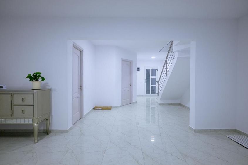 Casă cu 4 camere cu Teren 300 Mp în Micro 3