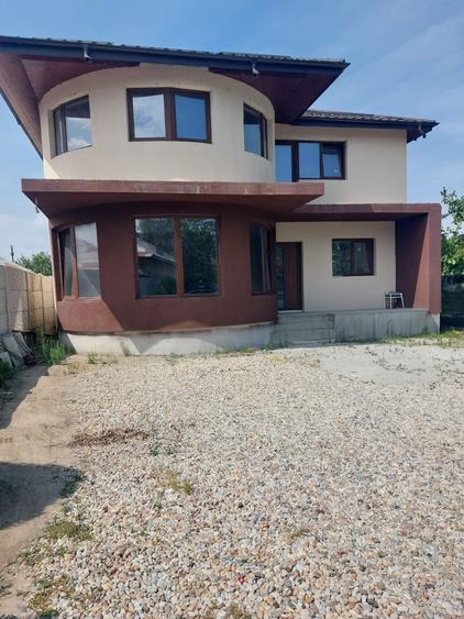 Casă individuală cu 7 camere cu Canalizare în Mihăilești