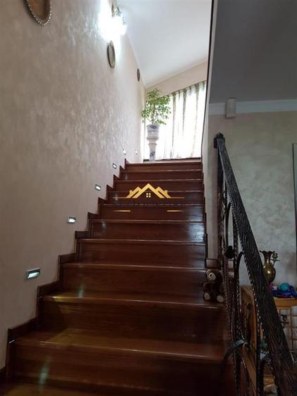 Casă individuală cu 5 camere cu Canalizare în Est