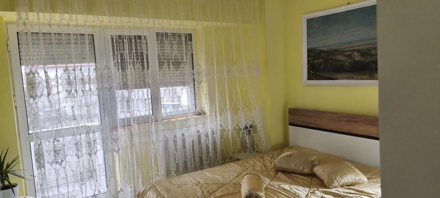 Apartament cu 3 camere decomandat în Bora