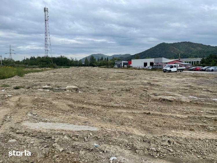Teren de 7000 mp, în Est