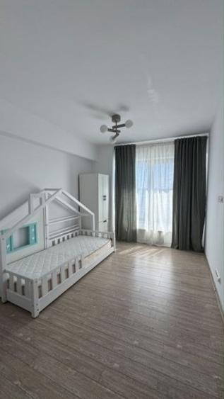 Apartament cu 3 camere semidecomandat, mobilat în Lacul Morii