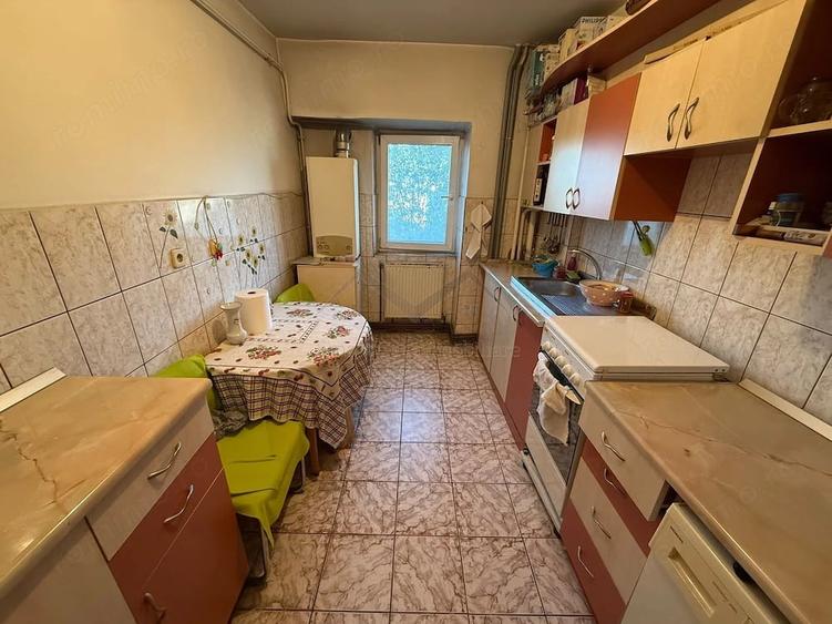 Apartament cu 3 camere decomandat în Filiași