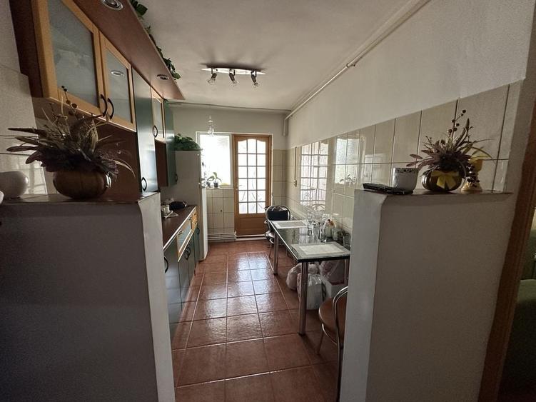 Apartament cu 3 camere decomandat în Sud
