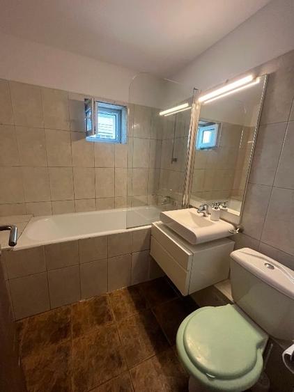 Apartament cu 3 camere semidecomandat în 1 Mai