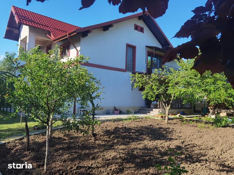 Casă cu 6 camere cu Teren 882 Mp în Bănești