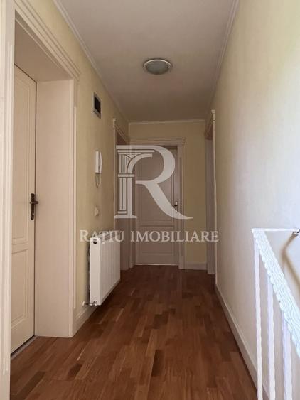 Casă individuală cu 4 camere cu Canalizare în Sud