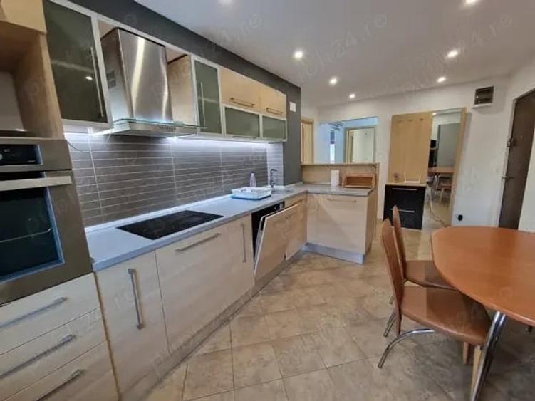 Apartament cu 4 camere decomandat în Central