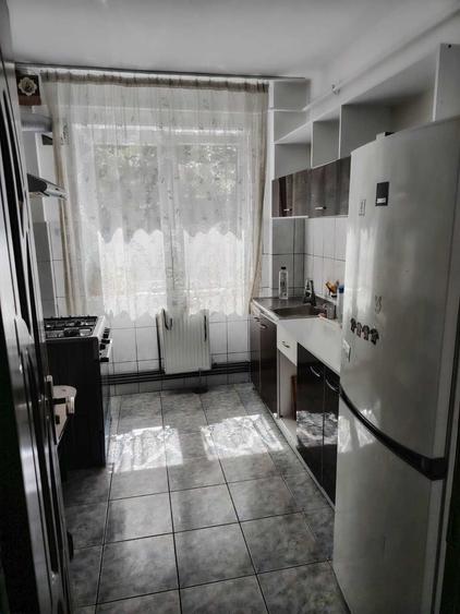 Apartament cu 3 camere semidecomandat, mobilat în Podu Roș
