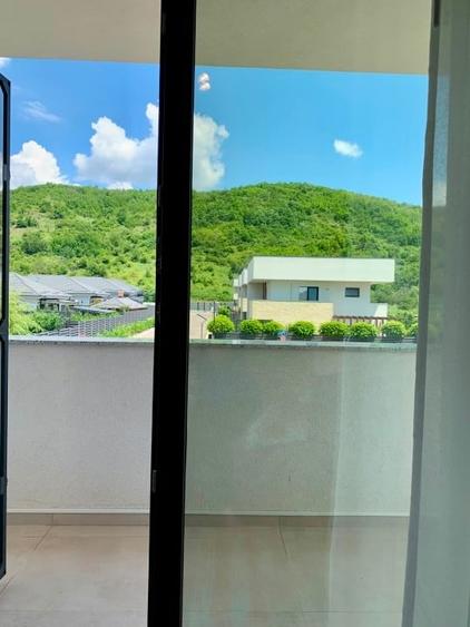 Duplex cu 4 camere cu Canalizare în Aninoasa