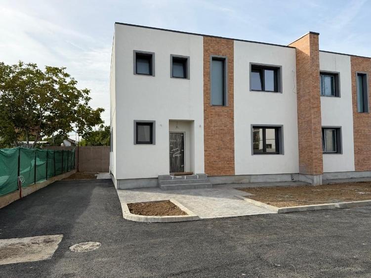 Duplex cu 4 camere cu Canalizare în 1 Decembrie 1918