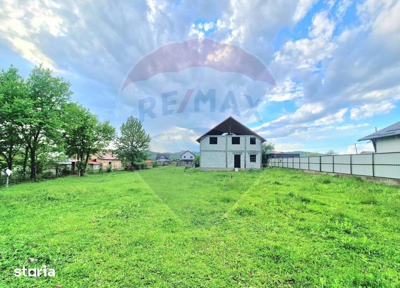 Casă cu 6 camere cu Teren 1476 Mp în Strugari