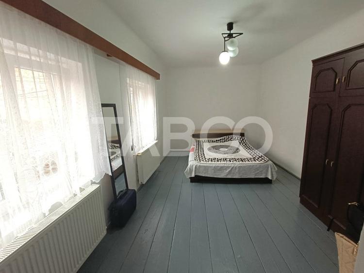 Apartament cu 3 camere semidecomandat, mobilat în Orașul de Jos