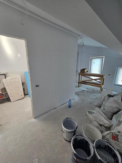 Apartament cu 3 camere semidecomandat în Băneasa