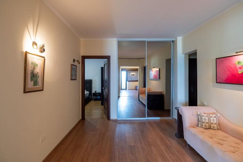 Apartament cu 3 camere decomandat, mobilat în Peninsula
