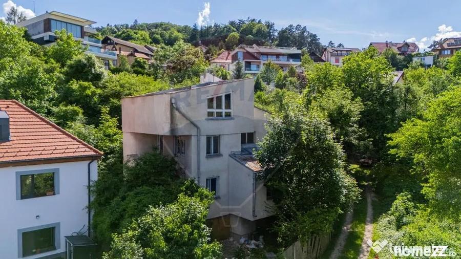 Casă cu 7 camere cu Teren 1056 Mp în Central